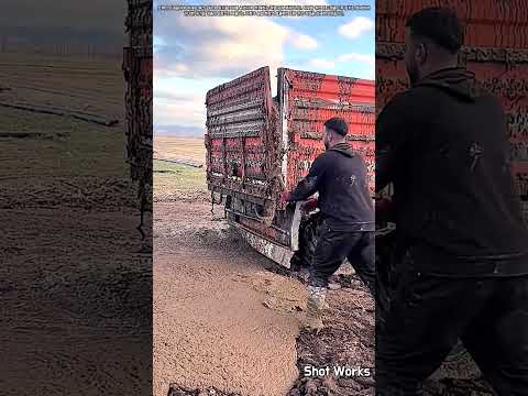 농업 토양 관리 공정: 트레일러 유기질 퇴비 하차 작업 #worker #process #<strong>farm</strong> #agriculture #fertilizer
