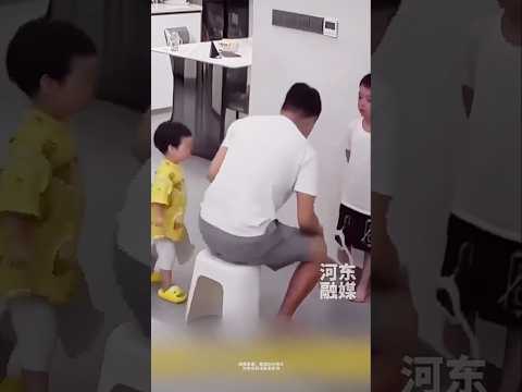 Em bảo vệ anh trai khiến người cha dù tức nhưng thấy ấm lòng