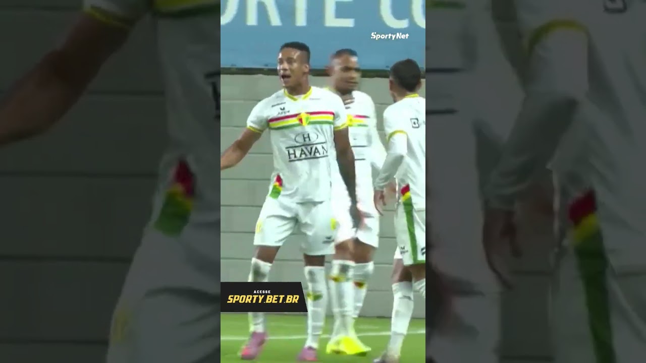 Que lance do zagueiro! Após a bola sobrar na área, ele mostrou categoria e deu um belo chute no ar!