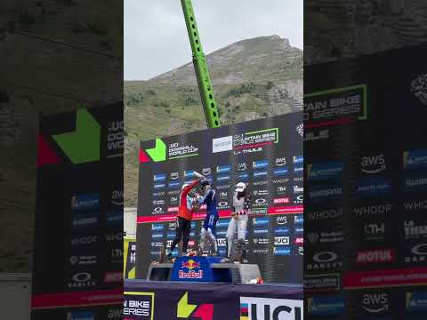 Rosa’s podium experience paid off 😂 Aletha Ostgaard couldn’t pop her cork quick enough 🍾