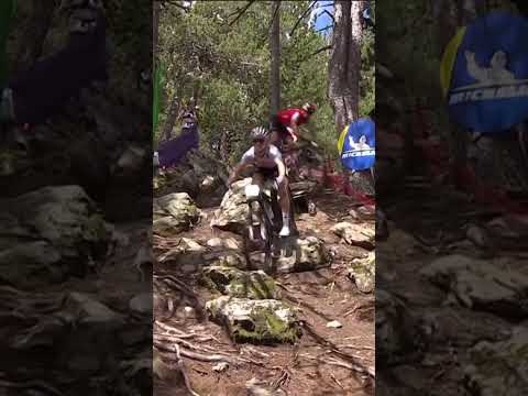 The rock section in Pal Arinsal is SKETCHY… taking both Evie Richards and Loane Lecomte down 🫣