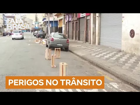 Flanelinhas usam caixotes para guardar vagas e colocam motoristas e pedestres em risco em SP