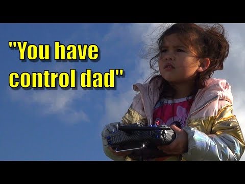 Daughter teaches father to fly RC plane - UCQ2sg7vS7JkxKwtZuFZzn-g