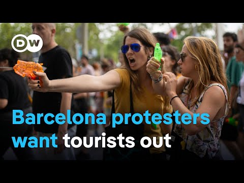 Barcelona: Protesters squirt water pistols at foreigners in attempt to reclaim their city | DW News