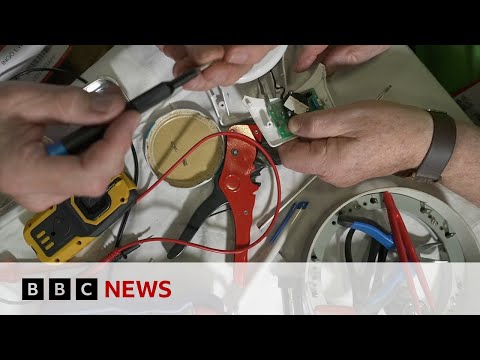 Will it soon be cheaper to repair broken tech? - BBC News