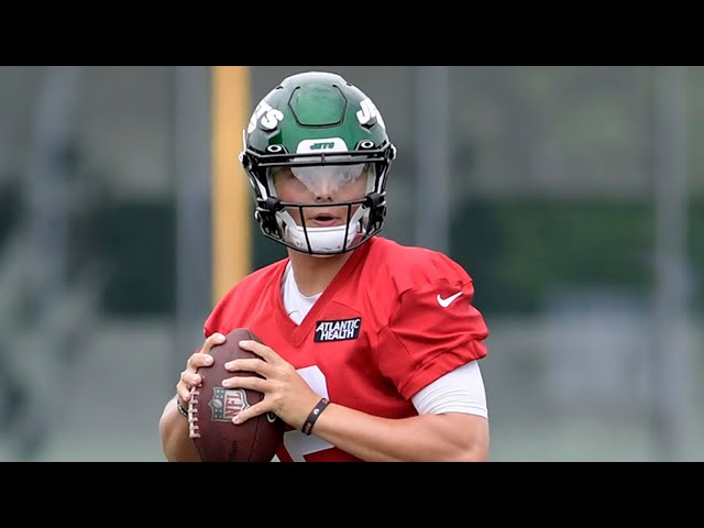 Who Is The Youngest Nfl Quarterback In 2021?