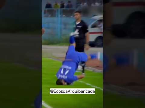 Lateral acrobático #futebol #viral #ecosdaarquibancada #lateraldireito #jogadas #futebolmundial