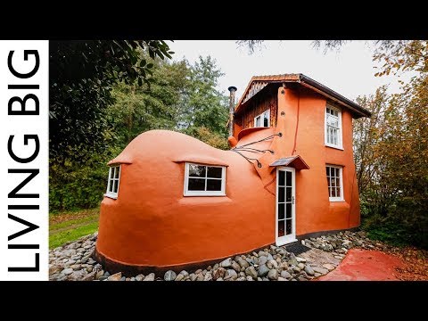 The Fairytale House Shaped Like A Shoe - UCoNTMWgGuXtGPLv9UeJZwBw