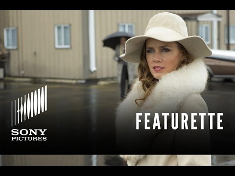 American Hustle Featurette: The Costumes - UCz97F7dMxBNOfGYu3rx8aCw