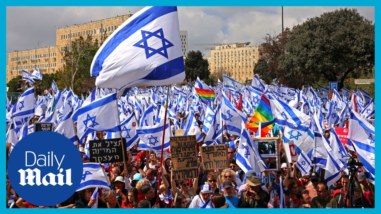 Israeli unions protest against Benjamin Netanyahu with nationwide strike