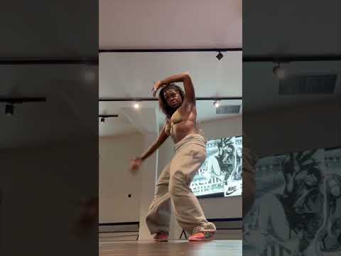 StoryBoard 2 de la vidéo DC : Kiana #tiktok #dance #lightsdownlow #hiphop