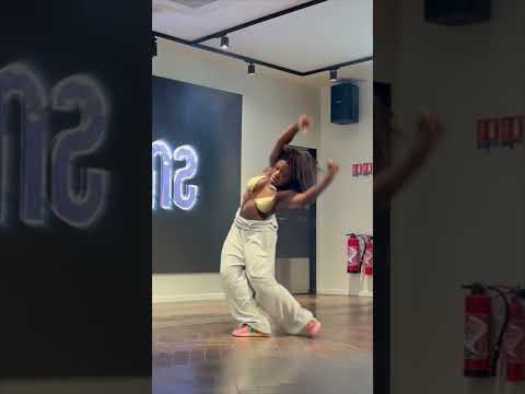 StoryBoard 3 de la vidéo DC : Kiana #tiktok #dance #lightsdownlow #hiphop