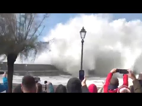 A Vernazza la mareggiata mangia il porticciolo ed entra nel carrugio: le immagini sono...