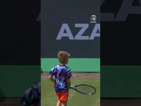 Azarenka’s son Leo lends mom a helping hand after her win 🥰 #shorts #tennis #sport #wta