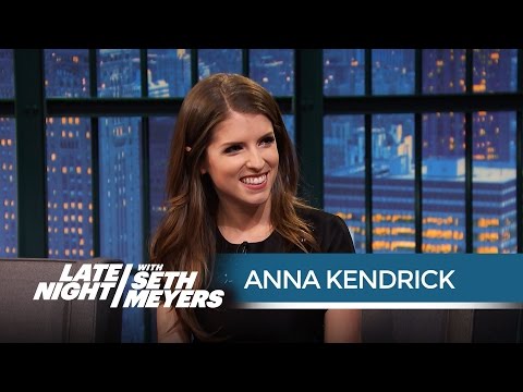 Anna Kendrick on Filming Pitch Perfect 2 with the Green Bay Packers - Late Night with Seth Meyers - UCVTyTA7-g9nopHeHbeuvpRA