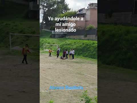 ayudándole a mi amigo lesionado #futbol