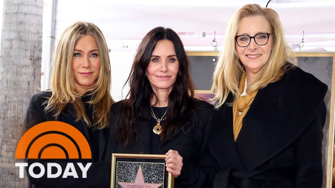 Courteney Cox gets star on Walk of Fame with ‘Friends’ by her side