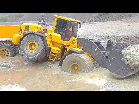 RC STUCK IN MUD! WORLD OF RC! RC VEHICLES WORK EXTRENE! BIGGEST RC CONSTRUCTION! HEAVY RC RAIN DAY - UCT4l7A9S4ziruX6Y8cVQRMw