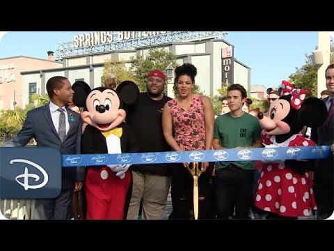 Thousands Attend the 'American Idol' Bus Tour at Disney Springs - UC1xwwLwm6WSMbUn_Tp597hQ