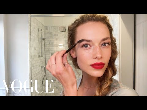 Model Hannah Ferguson's Guide to Her Magic Matte Red Lip | Beauty Secrets | Vogue - UCRXiA3h1no_PFkb1JCP0yMA