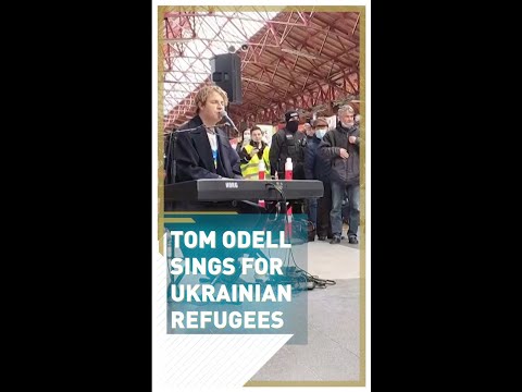 Tom Odell sings for Ukrainian refugees