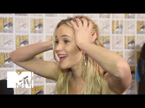 Jennifer Lawrence Says Goodbye To ‘Hunger Games’ & Her Co-Stars | Comic-Con 2015 - UCxAICW_LdkfFYwTqTHHE0vg