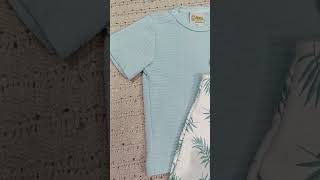 Jardineira infantil menino camiseta em malha na cor verde pescoço com viés jardineira com regulagem nas alças em sarja creme com estampa