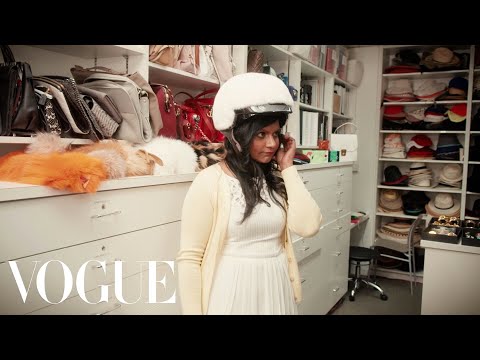 Mindy Kaling Visits the Vogue Closet for a Fitting - Vogue Original Shorts - UCRXiA3h1no_PFkb1JCP0yMA