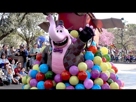 FULL Pixar Play Parade w/New Floats, Disneyland - Pixar Fest 2018, Up w/Russell & Kevin , Inside Out - UCe-gHr2O_LP7t0YJYHZQZlg