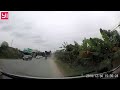 Un motocycliste croise un camion