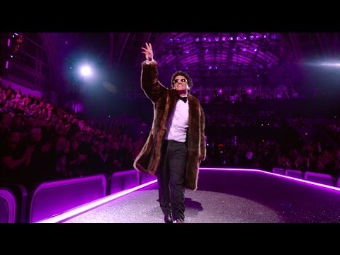 Bruno Mars - Chunky [Victoria’s Secret 2016 Fashion Show Performance] - UCoUM-UJ7rirJYP8CQ0EIaHA