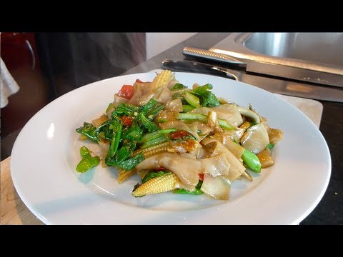 Pad Kee Mao Recipe (Drunken Noodles) ผัดขี้เมา - Hot Thai Kitchen! - UC27C_HWo-UmKkdWGsRJZ8EA