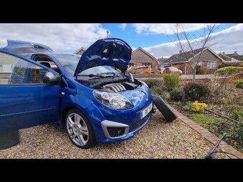 Disassembly of the clutch master cylinder of the Renault Twingo ...