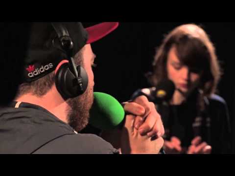 Chvrches - We Sink in session for BBC Radio 1 - UC-FQUIVQ-bZiefzBiQAa8Fw