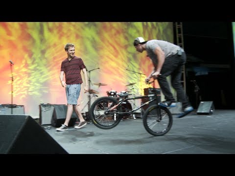 Mike Spinner Jumps Over Dan Brown & Vlog Brothers at VidCon - UCsert8exifX1uUnqaoY3dqA