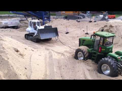 RC Dozer pulling jd 9530 out of the sand - UC4RjrGuDkWbGMNyznRrE-GQ