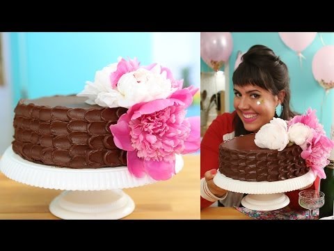 COMO FAZER BOLO DE CHOCOLATE MUITO MOLHADO E DECORADO