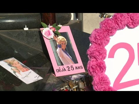 25 éve halt meg Diana hercegnő, gyűlnek a virágok Párizsban, a tragédia helyszínén