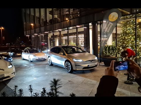 DEMS Tesla Lightshow pred hotelom