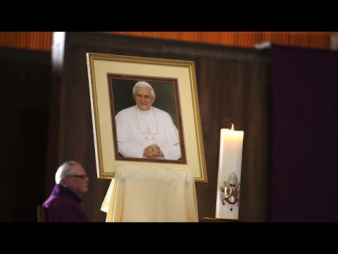 Papa Francisco pede orações por Bento XVI