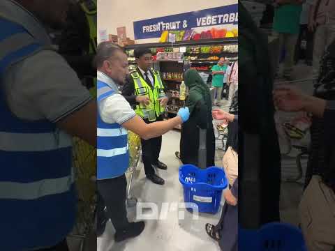 סערה באנגליה: מהגרים מוסלמים יצרו 2 תורים נפרדים לגברים ונשים בקופות התשלום