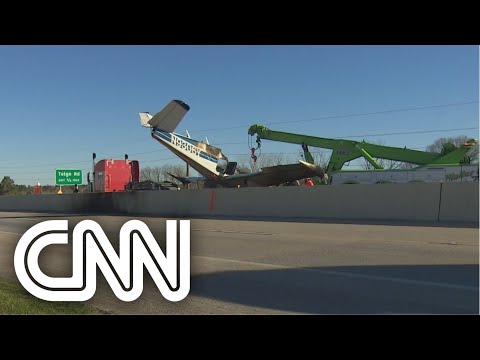 Avião faz pouso forçado no meio de rodovia nos Estados Unidos | CNN PRIME TIME