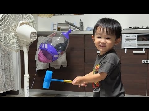 風船を執拗に叩こうとする2歳児