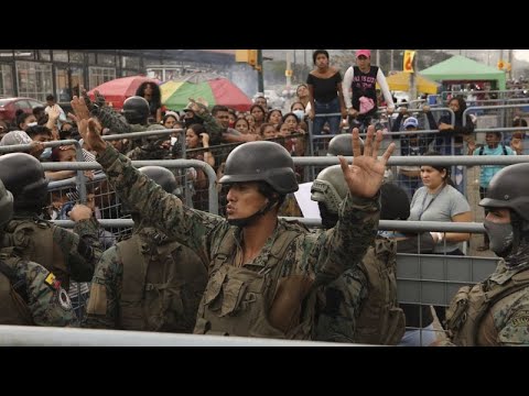 Ισημερινός: Βρέθηκαν όπλα και ναρκωτικά μέσα σε γραφεία φυλακών