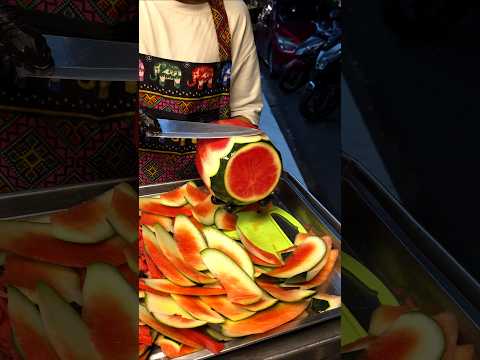 엄청난 당도?! 과즙이 흘러내리는 태국 새빨간 수박 자르기!