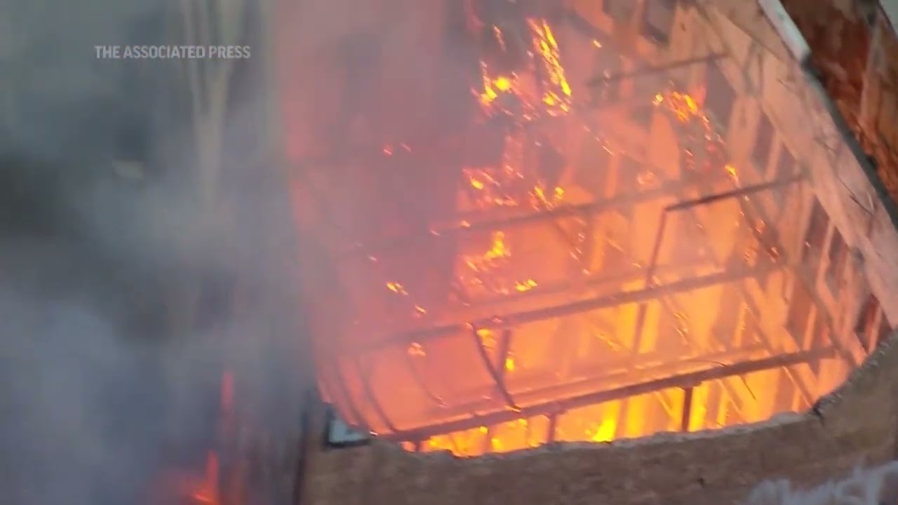 Fire destroys building in Sydney business district