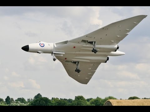 ONBOARD CAMS ON GIANT RC SCALE AVRO VULCAN XH 558 - DAVE JOHNSON AT LMA COSFORD - 2014 - UCMQ5IpqQ9PoRKKJI2HkUxEw