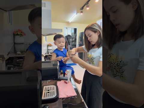 ความสุขเล็กๆของการอยู่บ้าน ￼ ทำอาหารกินที่บ้าน  ป้อนเด็กกินยา #happy. #love  #family