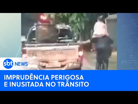 Homem de bicicleta, com criança no ombro, pega “rabeira” de caminhonete | #SBTNewsnaTV (01/06/24)