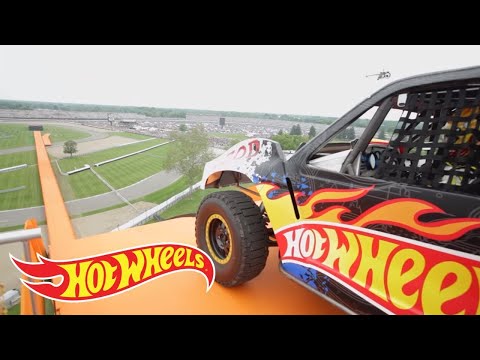 Team Hot Wheels -  The Yellow Driver's World Record Jump (Tanner Foust) | Hot Wheels - UClbYzBq_iCnk4Vg4HF1MhfQ